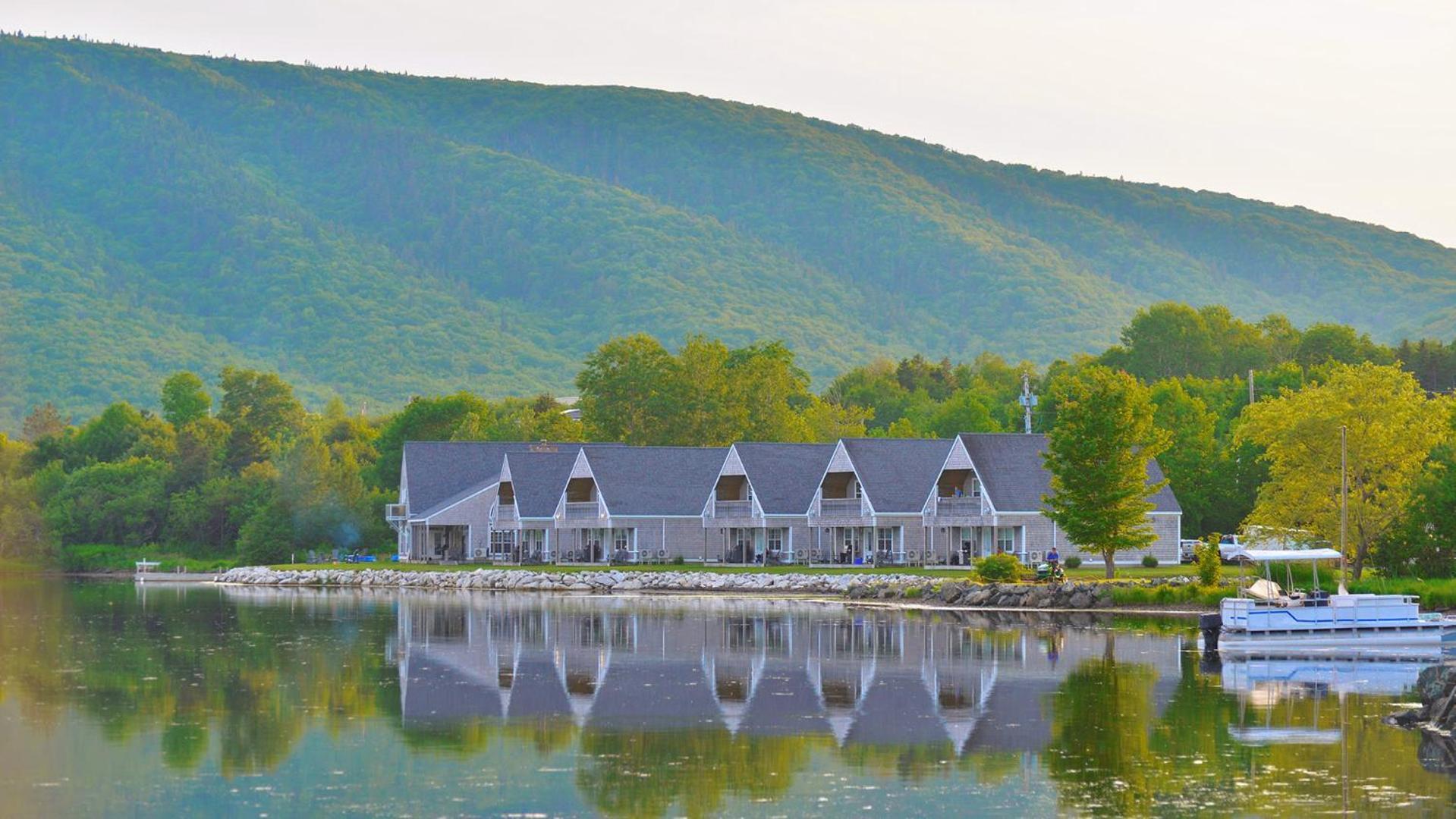 Keltic Quay Cottages & Bayfront Lodge Whycocomagh Bagian luar foto